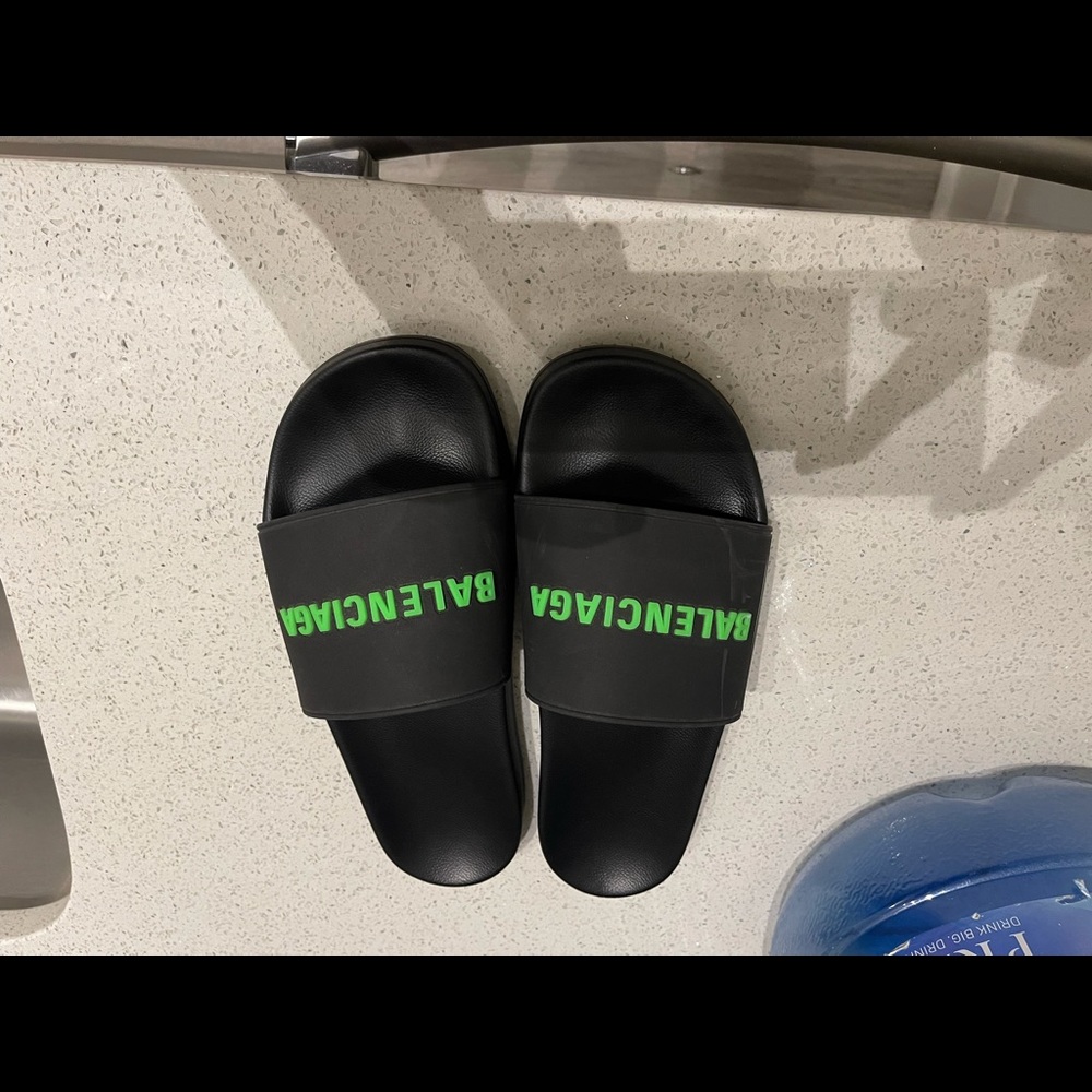 BALENCIAGA POOL SLIDE SANDAL IN BLACK/FLUO GREEN